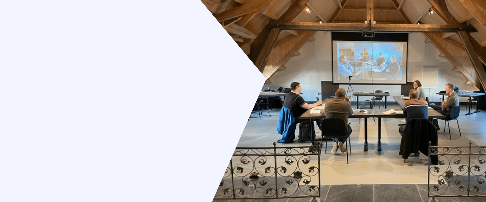 een training van goal trainingen over middenmanagement. vijf personen zitten aan een tafel deze training te volgen