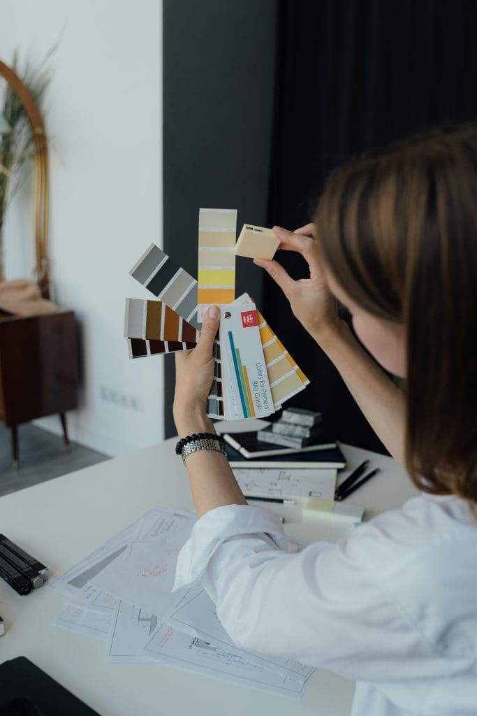Een vrouw die met verschillende kleuren aan het werk is