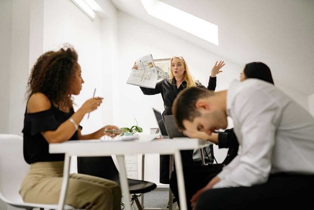Een conflict op de werkvloer waar drie personen met elkaar aan het discuseren zijn